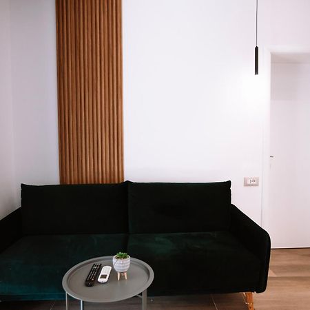 Barrikada Str Modern Apartments - The Nest Tirana Bagian luar foto