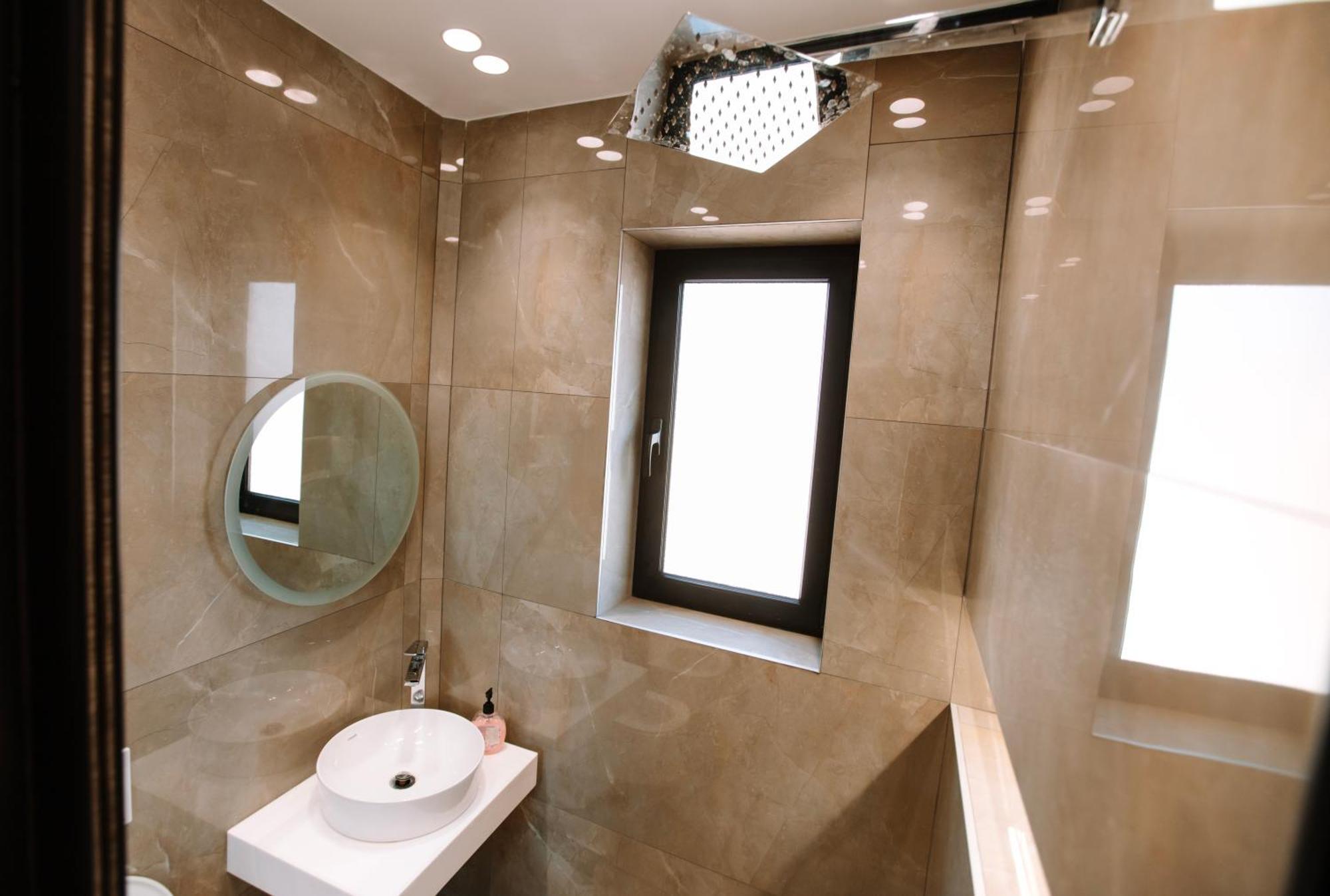 Barrikada Str Modern Apartments - The Nest Tirana Bagian luar foto