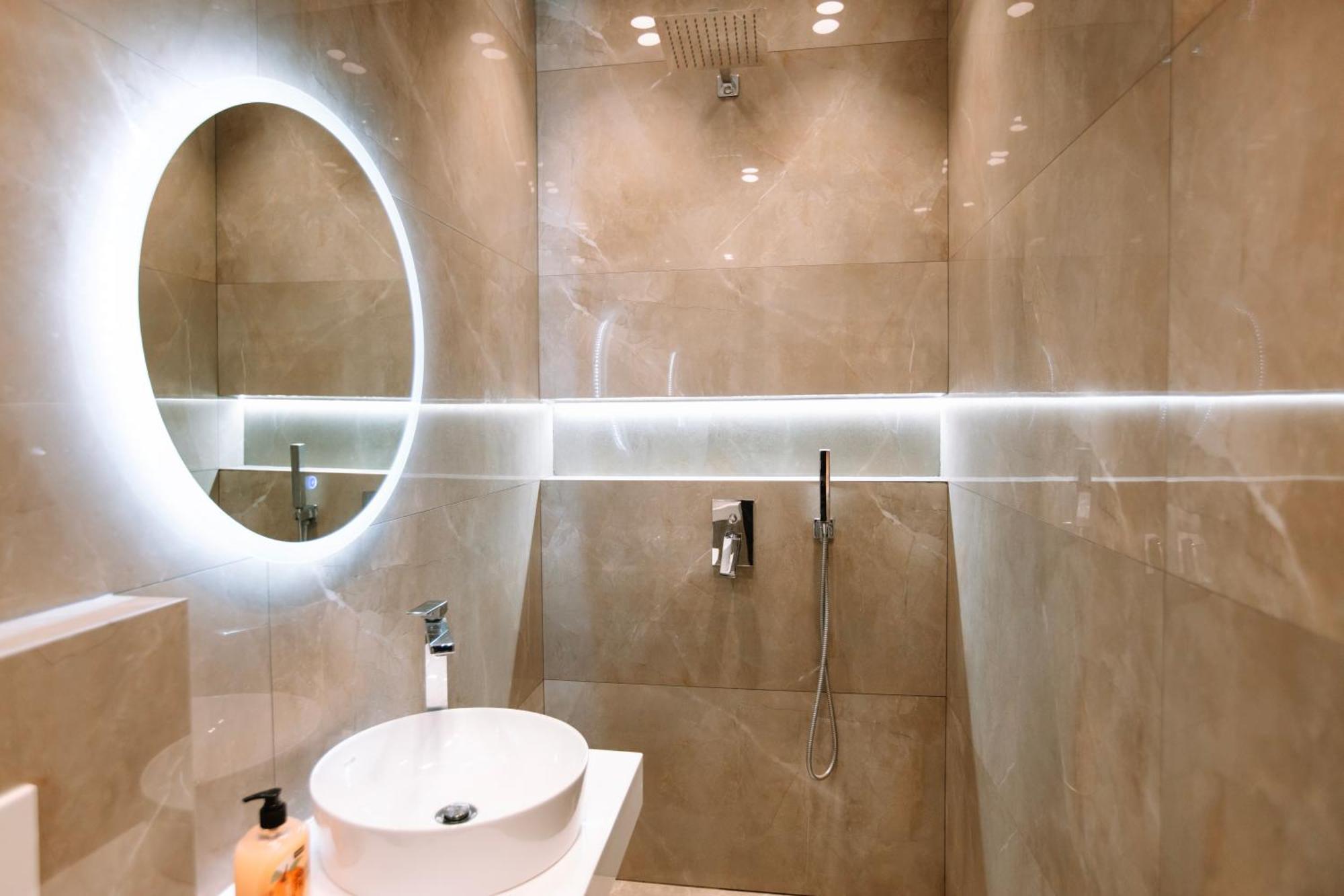 Barrikada Str Modern Apartments - The Nest Tirana Bagian luar foto